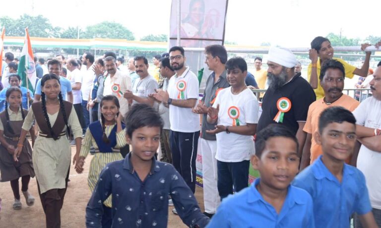 स्वतंत्रता दौड़ में विधायक, कलेक्टर सहित जनप्रतिनिधि, अधिकारी, नागरिकगण एवं बच्चों ने लगाई दौड़