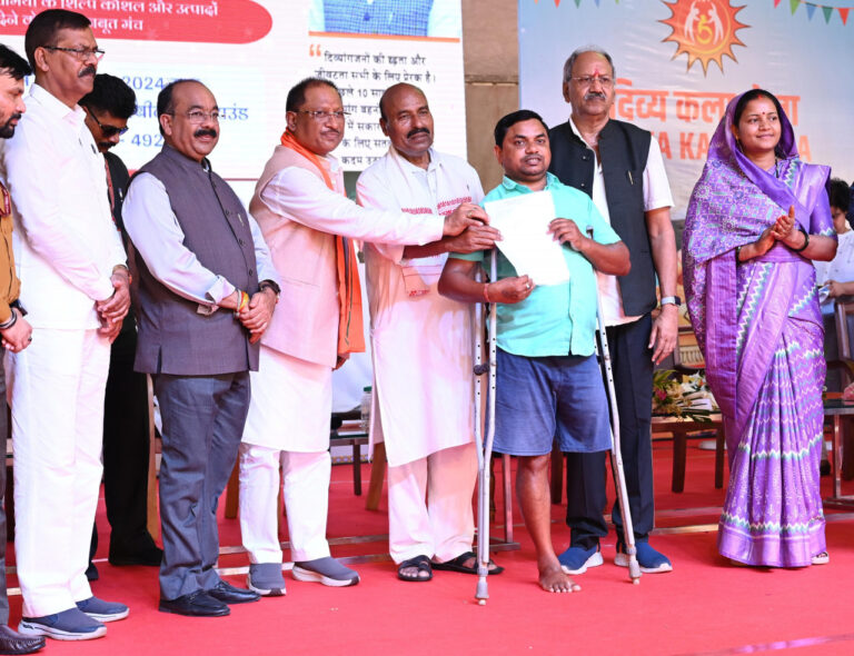 रायपुर : केंद्रीय मंत्री डॉ. वीरेन्द्र कुमार ने रायपुर में दिव्यांगजन पार्क निर्माण की घोषणा की