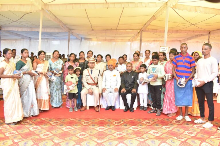 स्वतंत्रता दिवस के अवसर पर शहीदों के जयघोष से गूंज उठा अबूझमाड़ सहित प्रदेश के स्कूल …….. राज्यसभा सांसद देवेन्द्र प्रताप सिंह ने शहीद परिवारों को किया सम्मानित