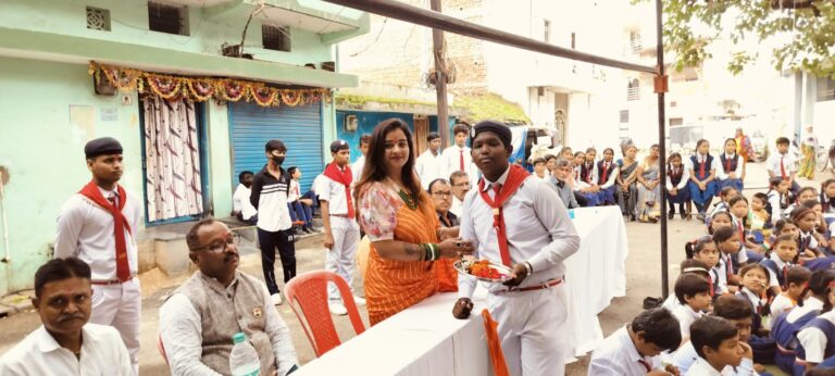 स्वतंत्रता दिवस की 78वीं वर्षगांठ पर आदर्श हाई स्कूल मठ परा में कार्यक्रम आयोजित, पूनम पांडे बनीं मुख्य अतिथि