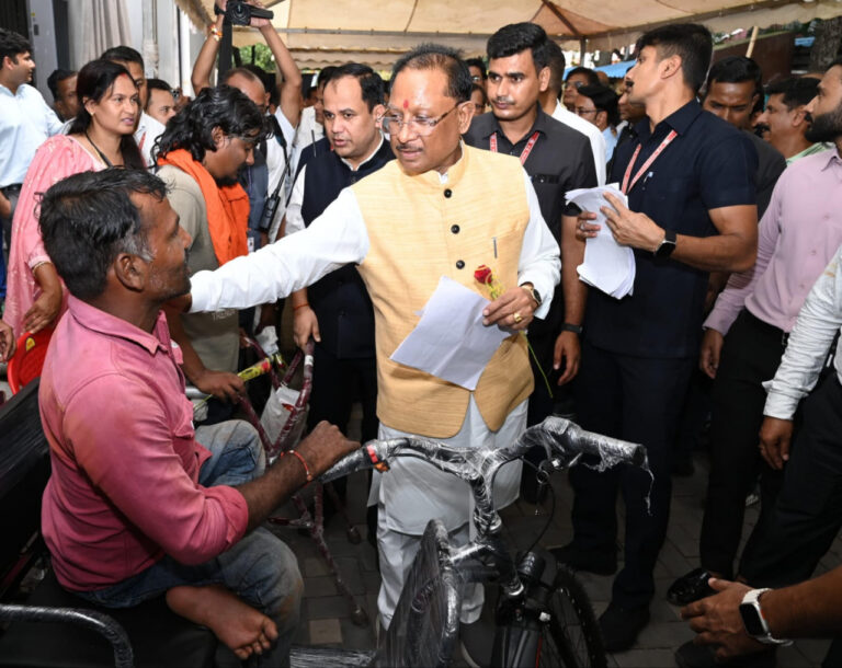 रायपुर : जनदर्शन मंच पर जाने से पूर्व ,  मुख्यमंत्री साय ने दिव्यांगजनों से मुलाक़ात की