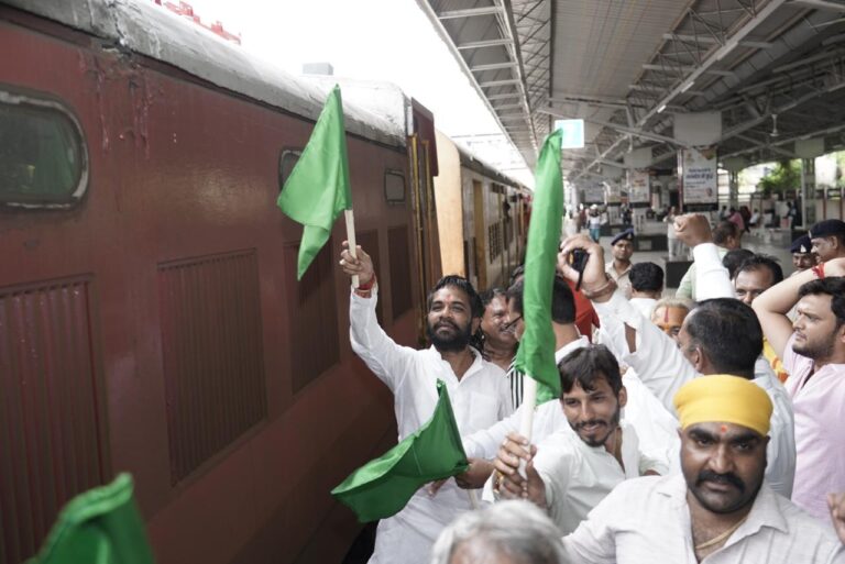तीर्थयात्रियों को शुभकामनाएं देकर रवाना हुई विशेष ट्रेन, बसंत अग्रवाल ने किया हरी झंडी दिखाकर रवाना