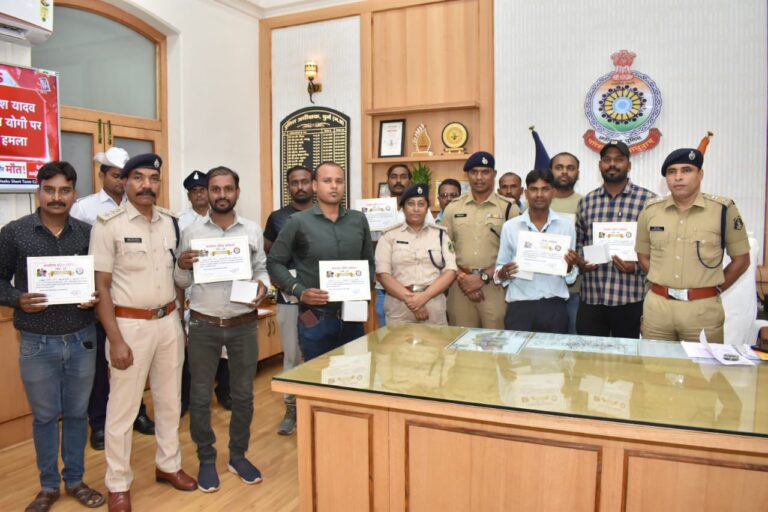 पुलिस अधीक्षक दुर्ग द्वारा गुडसेमेरिटनों को प्रशस्ति पत्र एवं उपहार देकर सम्मानित किया गया