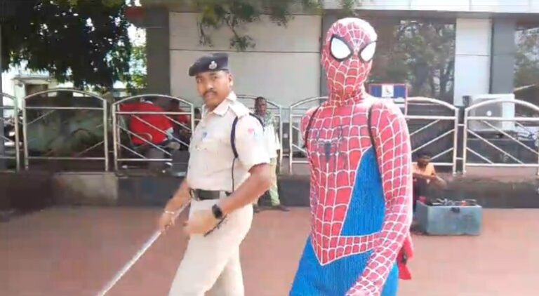 खास खबर : Spider-Man, स्पाइडर-मैन को पुलिस ने किया गिरफ्तार , देखें  वीडियो