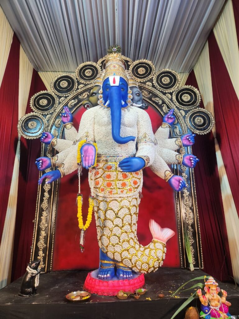 नवजागरण परिवार ने बनाया गणेश जी का विशाल रूप
