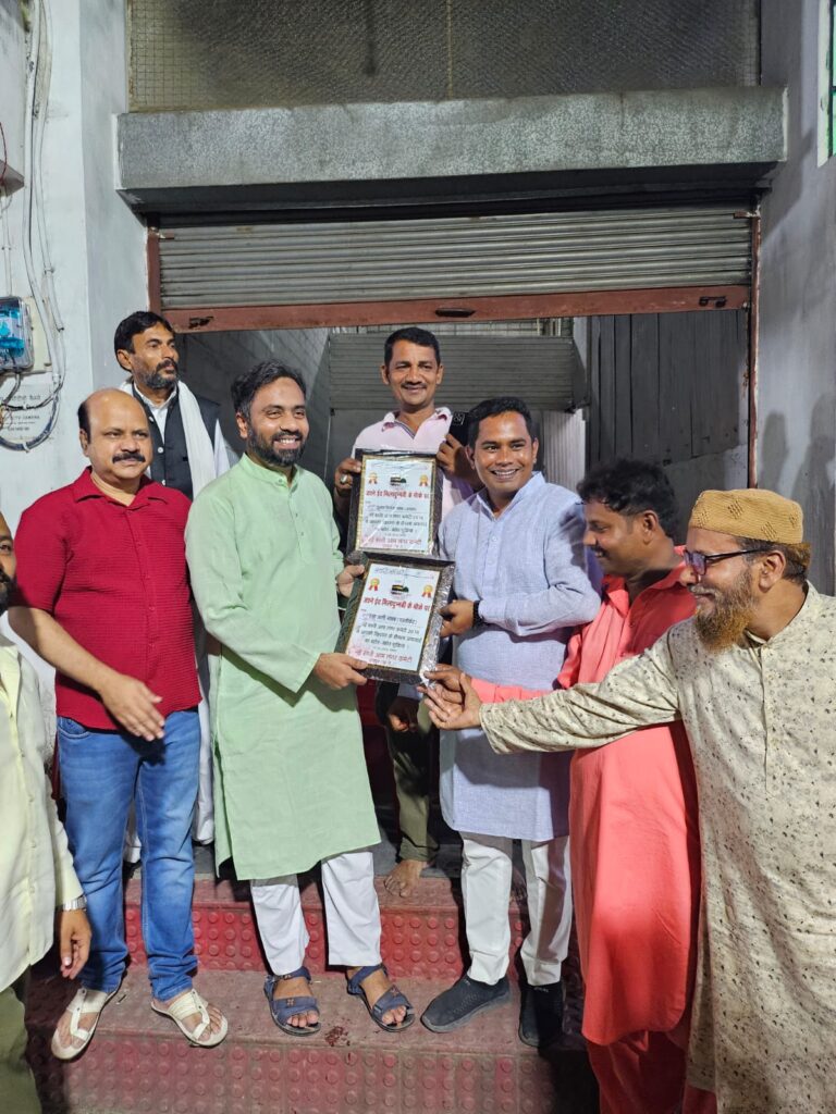 ईद मिलादुन्नबी पर नई बस्ती राजा तालाब में सम्मान समारोह, जनसेवा के लिए मोमेंटों देकर किया गया सम्मान