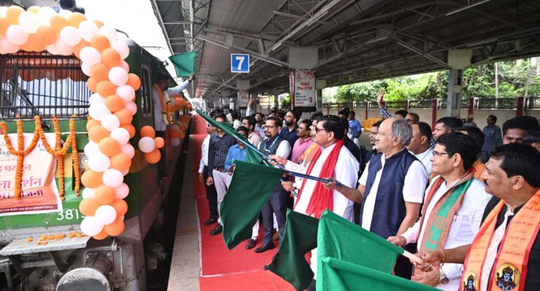 श्री रामलला दर्शन योजना : छत्तीसगढ़ के 850 श्रद्धालु अयोध्या के लिए रवाना , राजस्व मंत्री वर्मा और खाद्य मंत्री बघेल ने ट्रेन को हरी झंडी दिखाकर किया रवाना