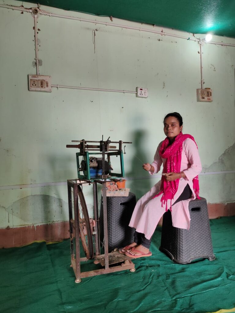 रायपुर : नारी सशक्तिकरण में टसर धागाकरण निभा रहा महत्वपूर्ण भूमिका