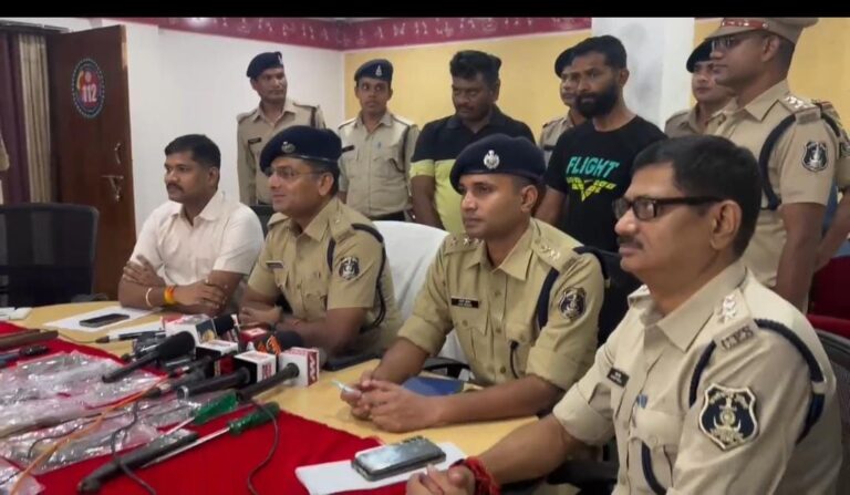 CRIME NEWS : अंतरराज्यीय चोर गिरोह का भंडाफोड़: रायपुर पुलिस ने सोना-चांदी और नकदी चोरी करने वाले गिरोह के सरगना सहित दो आरोपी गिरफ्तार