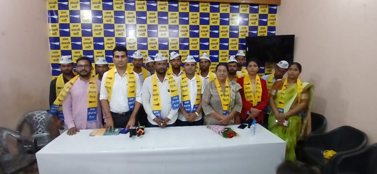 रायपुर लोकसभा अध्यक्ष अज़ीम खान के नेतृत्व में अन्य दलों के नेताओं का ‘आप’ में प्रवेश