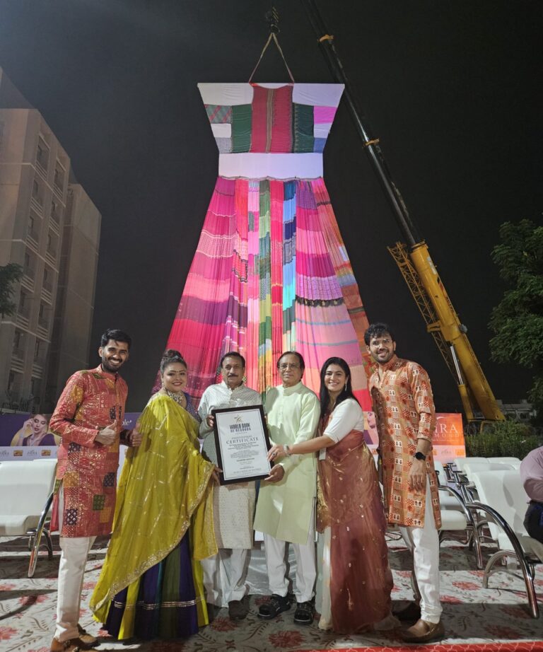 स्वर्णिम यूनिवर्सिटी के छात्रों ने गांधीनगर में इस नवरात्रि के दौरान दुनिया की सबसे बड़ी पारंपरिक नवरात्रि पोशाक का किया अनावरण