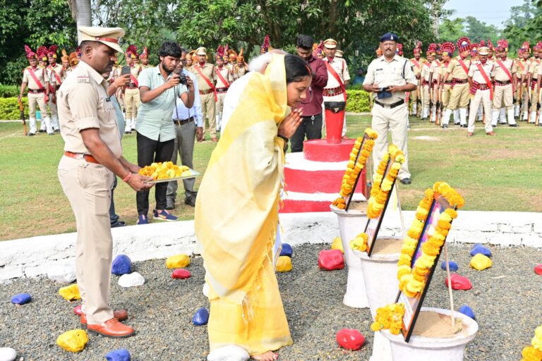 मंत्री लक्ष्मी राजवाड़े ने सिलफिली स्थित दसवीं बटालियन पहुंचकर शहीदों को श्रद्धांजलि दी