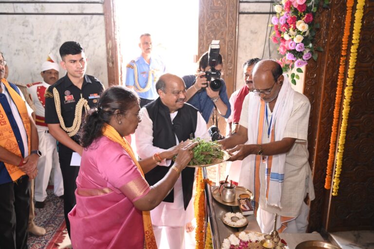 राष्ट्रपति द्रौपदी मुर्मु ने रायपुर के जगन्नाथ मंदिर में किए दर्शन, विधायक पुरंदर मिश्रा ने किया स्वागत