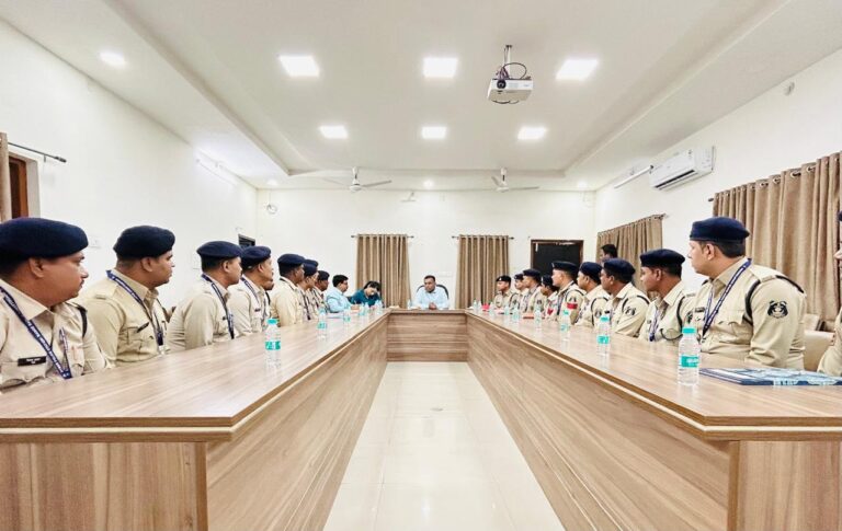 Raipur police : पुलिस महानिरीक्षक अमरेश कुमार मिश्रा ने सायबर अपराध रोकथाम पर दी महत्वपूर्ण दिशा-निर्देश