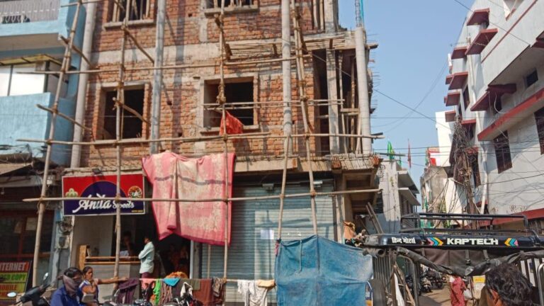 रायपुर छोटापारा में नक्शा स्वीकृति के विपरीत निर्माण पर निगम की बड़ी कार्रवाई