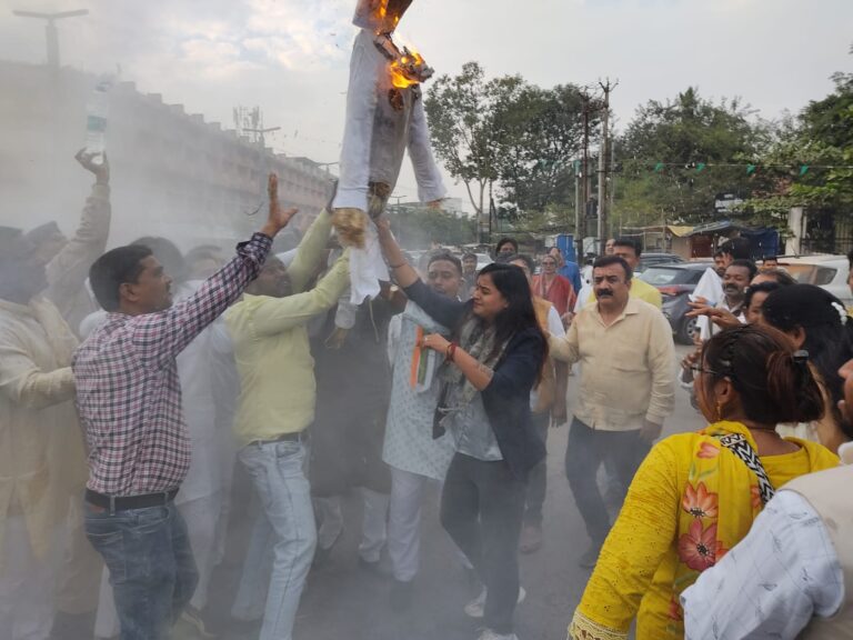 कांग्रेस ने प्रदेश भर में फूंका अमित शाह का पुतला