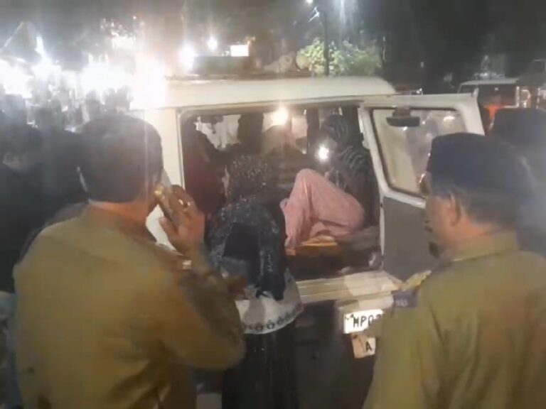 Crime news : पुलिस की छापेमारी होटल और गेस्ट हाउस से सेक्स रैकेट का भंडाफोड़, चार महिलाएं और दो युवक हिरासत में