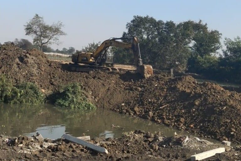 उरकुरा में शासकीय नाले पर अवैध प्लाटिंग का खेल जारी,तहसीलदार का स्थगन आदेश बेअसर, फिर प्रशासन की कार्रवाई