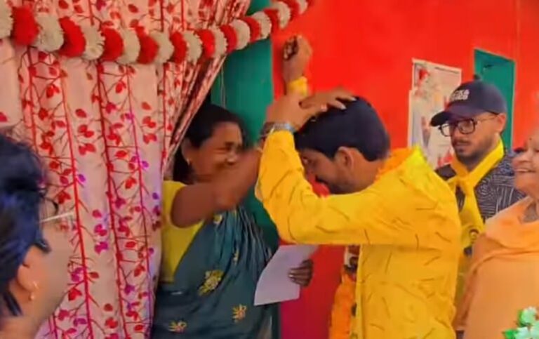 भावुक कर देने वाला नज़ारा, जब बुजुर्ग माता ने बंटी होरा को गले लगाकर दिया जीत का आशीर्वाद