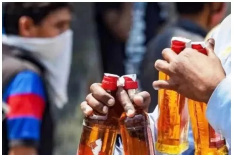 ‘दारू पिलाएंगे, ज्यादा चढ़ गई तो छु्ट्टी देंगे’, नौकरी का अजीब ऑफर, सुनते ही लोग बोले- ‘मज़े ही मज़े’!