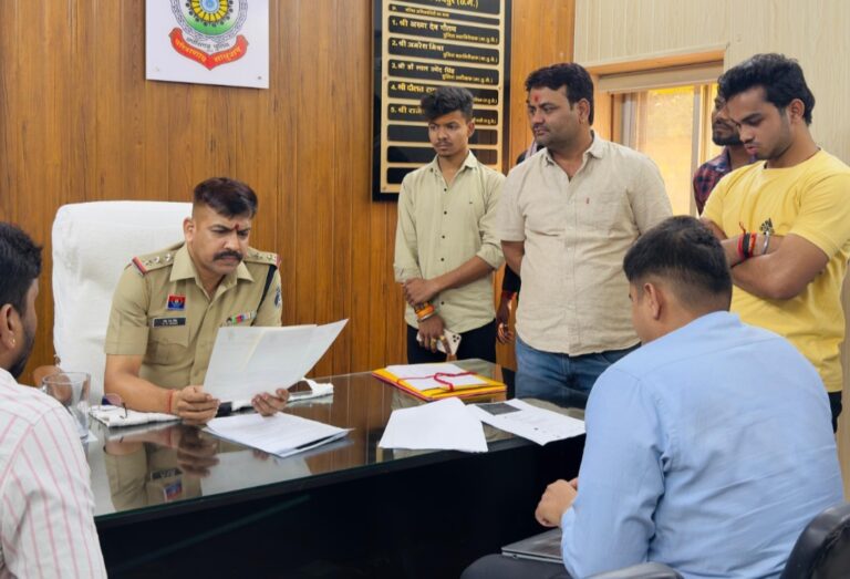 करणी सेना एवं खारून गंगा महाआरती महादेव घाट जन सेवा ने सामाजिक तत्तों के ख़िलाफ़ थाने में दिया आवेदन