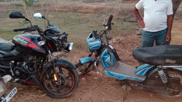 तेज रफ्तार दो बाइकों की भिड़ंत में बुजुर्ग की मौत, बेटी गंभीर रूप से घायल