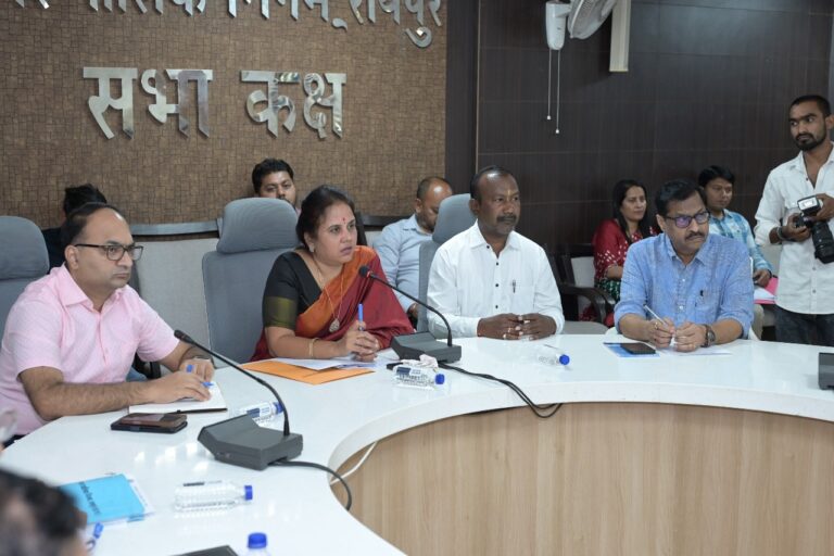 महापौर मीनल चौबे ने राजधानी शहर रायपुर में पेयजल की समुचित उपलब्धता को लेकर निगम जल विभाग की आवश्यक बैठक ली