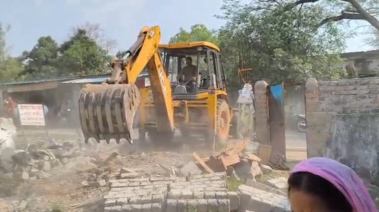 बिना नोटिस के नगर निगम ने गिराया मकान, परिवार बेघर — इलाके में नाराजगी