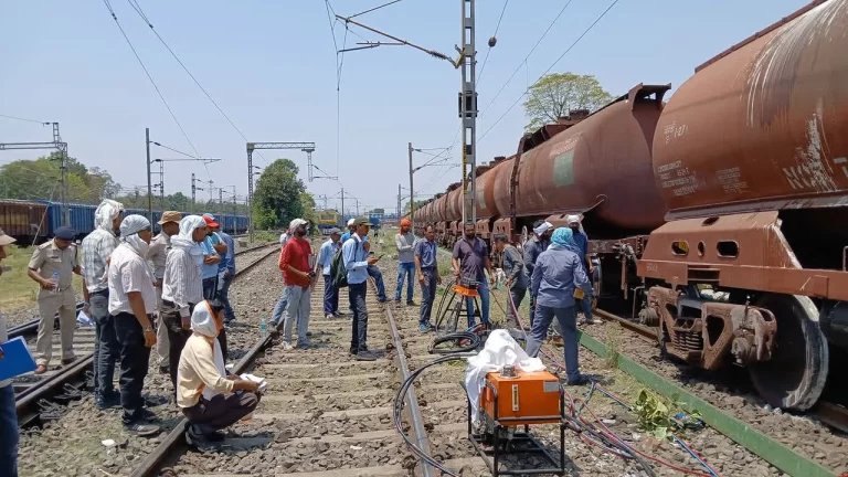 एमपी में बड़ा रेल हादसा टला! कास्टिक सोडा से भरा टैंकर पटरी से उतरा, रेस्क्यू ऑपरेशन जारी