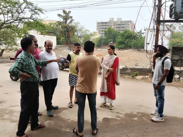 रानी दुर्गावती वार्ड 49 में पार्षद डॉ. अनामिका सिंह ने किया क्षेत्र भ्रमण, जनता से जुड़ी समस्याएं सुनीं