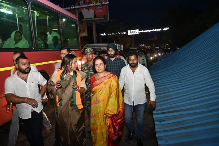 महापौर मीनल चौबे ने देवेन्द्र नगर में तेज आंधी में टूटकर गिरे नमस्ते चौक के ढाचे का देर रात्रि निरीक्षण किया, जनजीवन सुरक्षा हेतु निगम ने ढाचे को काटकर हटाया और सड़क यातायात को किया पुनः बहाल