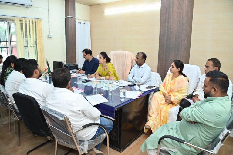 महापौर मीनल चौबे ने जोन 10 की समीक्षा बैठक में दिए सख्त निर्देश: नालों की गहन सफाई और अवैध पाटों को हटाने के आदेश