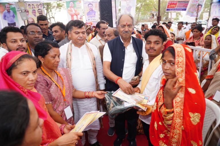 निषाद समाज का आदर्श विवाह, 41 जोड़ों ने लिए सात फेरे सांसद बृजमोहन ने दिया आशीर्वाद