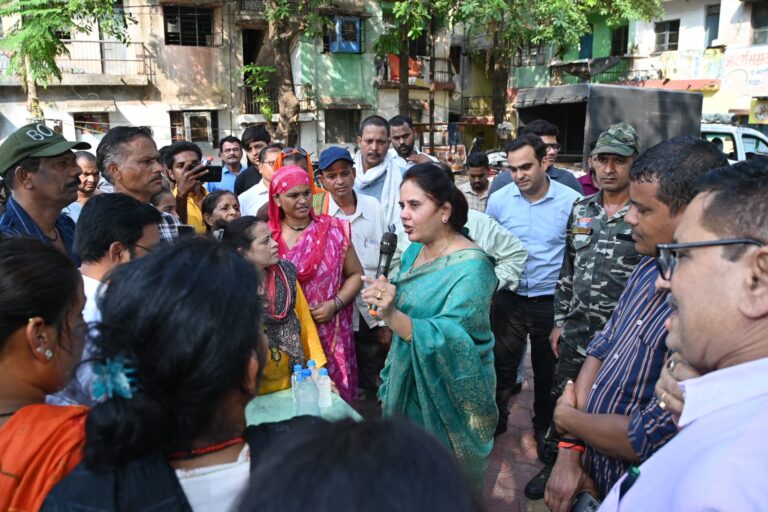 महापौर मीनल चौबे काशीराम नगर पहुंची, व्यवस्थापन को लेकर रहवासियों से चर्चा कर उनकी समस्याएं सुनी, अधिकारियों को दिए आवश्यक निर्देश