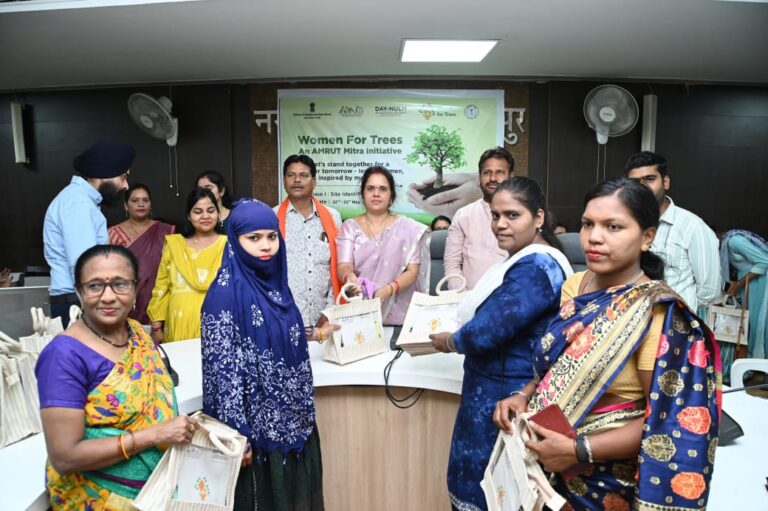अमृत मिशन अंतर्गत एनयूएलएम के तहत नगर निगम में 29 महिला स्वसहायता समूह की स्वच्छता दीदियों को राजधानी को हरीतिमायुक्त बनाने विभिन्न लोकेशन्स की जिम्मेदारी, महापौर मीनल,,एमआई सी सदस्यों ने गार्डन कीट प्रदत्त की, लोकेशन्स में पानी की उपलब्धता, फैंसिंग की व्यवस्था देखेंगी दीदियाँ