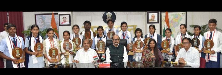 राज्यपाल रमेन डेका से 10वीं एवं 12वीं बोर्ड परीक्षाओं के प्रावीण्य सूची में स्थान बनाने वाले विद्यार्थियों ने की मुलाकात विधायक पुरन्दर भी रहे उपस्थित