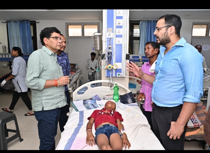 डीकेएस हॉस्पिटल में घायलों से मिले राजस्व मंत्री टंक राम वर्मा