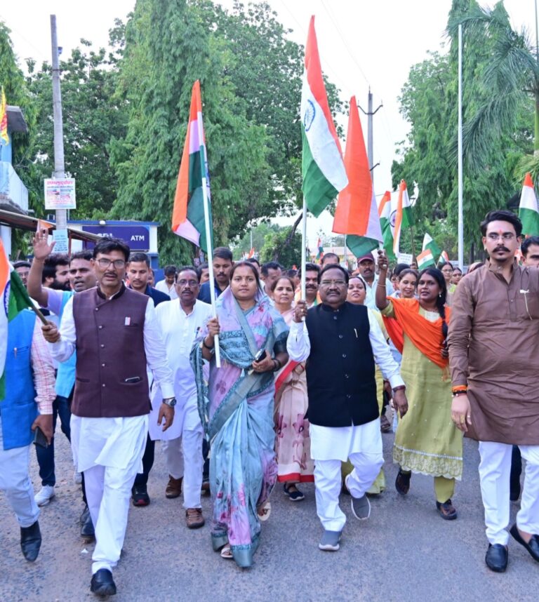 तिरंगा बना गर्व का प्रतीक: कैबिनेट मंत्री लक्ष्मी राजवाड़े के नेतृत्व में भटगांव में ऐतिहासिक पदयात्रा, ऑपरेशन सिंदूर के शूरवीरों को जनसैलाब का नमन