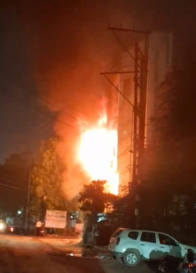 राजधानी रायपुर के होटल में भड़की आग, मची अफरा-तफरी – वीडियो हुआ वायरल