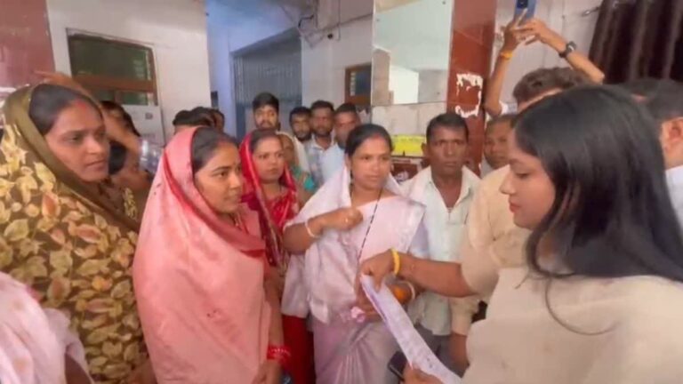 सचिव के खिलाफ ग्रामीणों का फूटा आक्रोश, पंचायत का घेराव कर हटाने की मांग