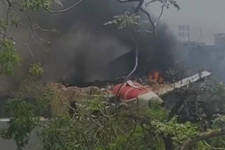 बड़ी खबर :अहमदाबाद में बड़ा विमान हादसा: 242 लोगों से भरा एयर इंडिया का बोइंग 737 क्रैश, 100 से अधिक मौतों की आशंका