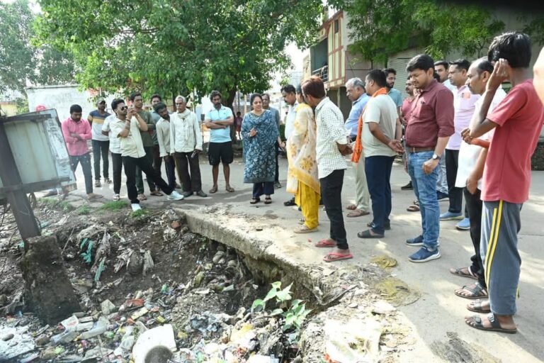महापौर मीनल चौबे ने पार्षद श्रीमती ममता सोनू तिवारी, जोन 5 कमिश्नर सहित विभिन्न स्थानों का किया निरीक्षण, लोहार चौक भाठागांव के समीप पुलिया मरम्मत करने, शीतला तालाब चंगोराभाठा की सफाई, सौंदर्यीकरण का प्रस्ताव बनाने, नालों, नालियों की बारिश पूर्व सफाई हेतु दिए आवश्यक निर्देश