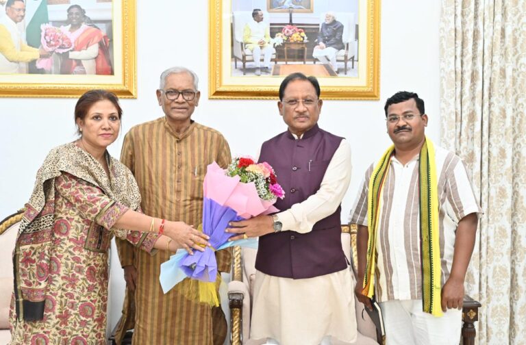 मुख्यमंत्री विष्णु देव साय ने आज समाजसेवी और पूर्व केंद्रीय मंत्री अरविंद नेताम से की सौजन्य भेंट