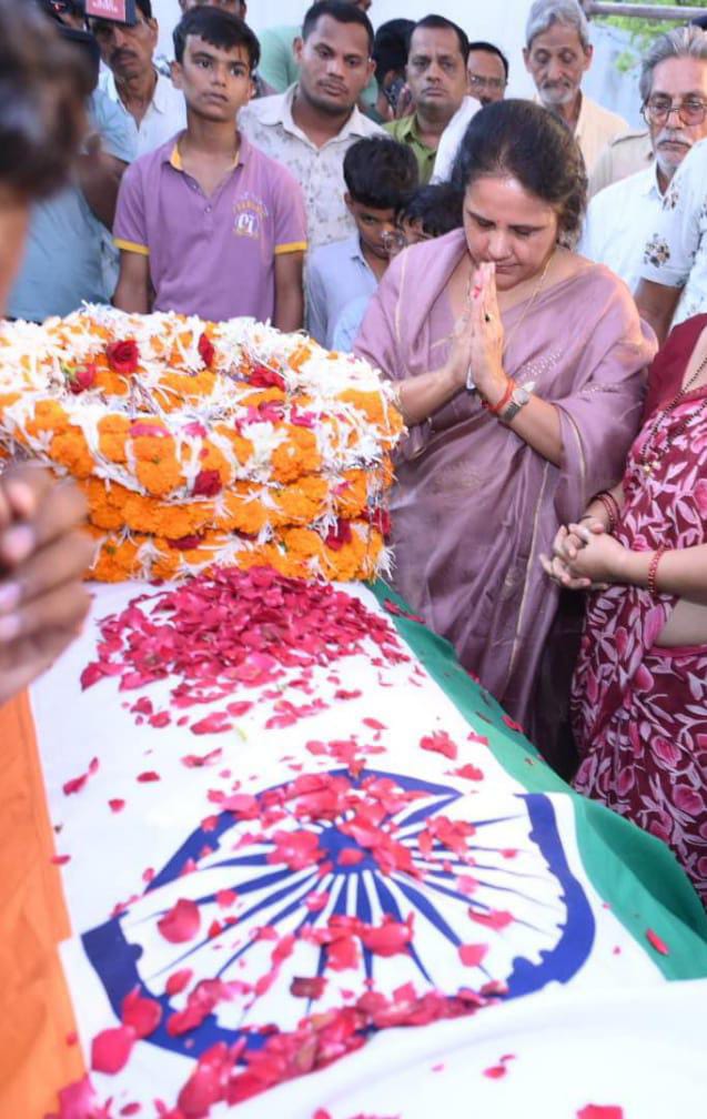 नक्सलियों के कायरतापूर्ण हमले में शहीद रायपुर निवासी एएसपी आकाश राव गिरपुजे की पार्थिव देह पर महापौर मीनल चौबे ने दी विनम्र आदरांजलि