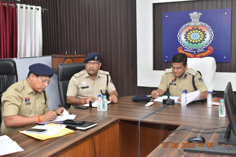 दुर्ग एसएसपी विजय अग्रवाल ने ली समीक्षा बैठक, लंबित मामलों के त्वरित निराकरण के निर्देश