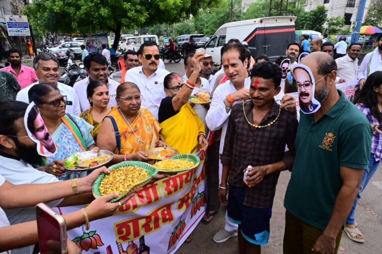 बीजेपी साय सरकार का शराब महोत्सव…….छत्तीसगढ़ के मुख्यमंत्री सहित सभी मंत्रियों, सांसद एवं विधायकों के मुखौटे लगाकर प्रदर्शन