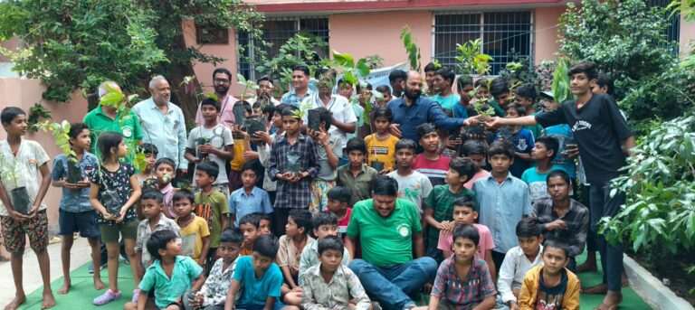 विश्व योग दिवस पर बाल आश्रम में योग, वृक्षारोपण और आम वितरण कार्यक्रम आयोजित नया सवेरा जनकल्याण समिति रायपुर द्वारा किया गया भावपूर्ण आयोजन