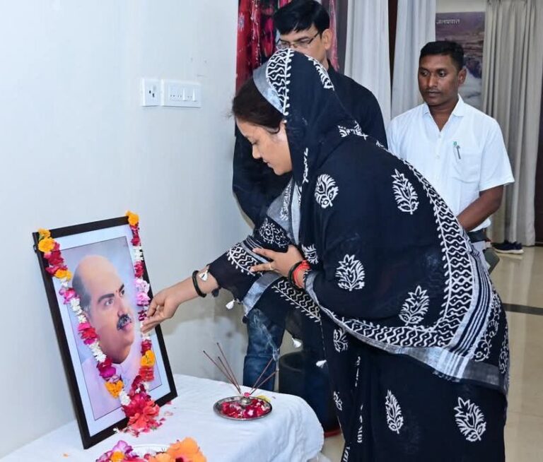 डॉ. श्यामा प्रसाद मुखर्जी की पुण्यतिथि पर महिला एवं बाल विकास मंत्री लक्ष्मी राजवाड़े ने अर्पित की श्रद्धांजलि