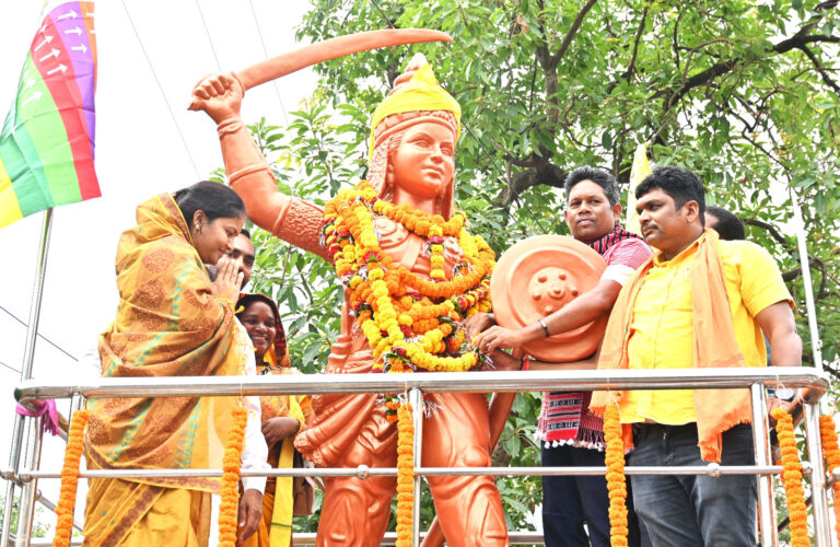 वीरांगना रानी दुर्गावती शहादत दिवस पर मंत्री लक्ष्मी राजवाड़े ने की अर्पित पुष्पांजलि