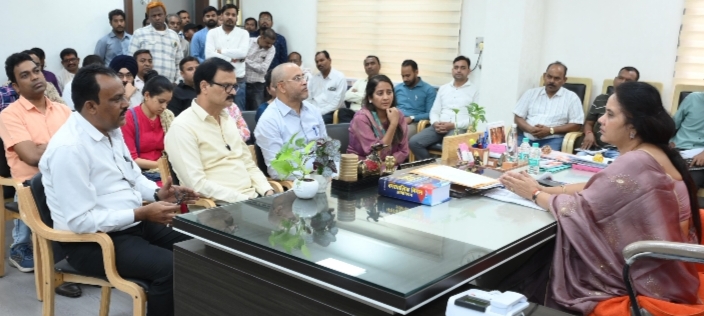 महापौर मीनल चौबे ने रायपुर नगर निगम कर्मचारी एकता संघ के पदाधिकारियों को जोन 8 कार्यालय में घुसकर किये गए उपद्रव के आरोपियों पर शीघ्र कड़ी कार्यवाही करवाने आवश्यक पहल करने के प्रति किया आश्वस्त